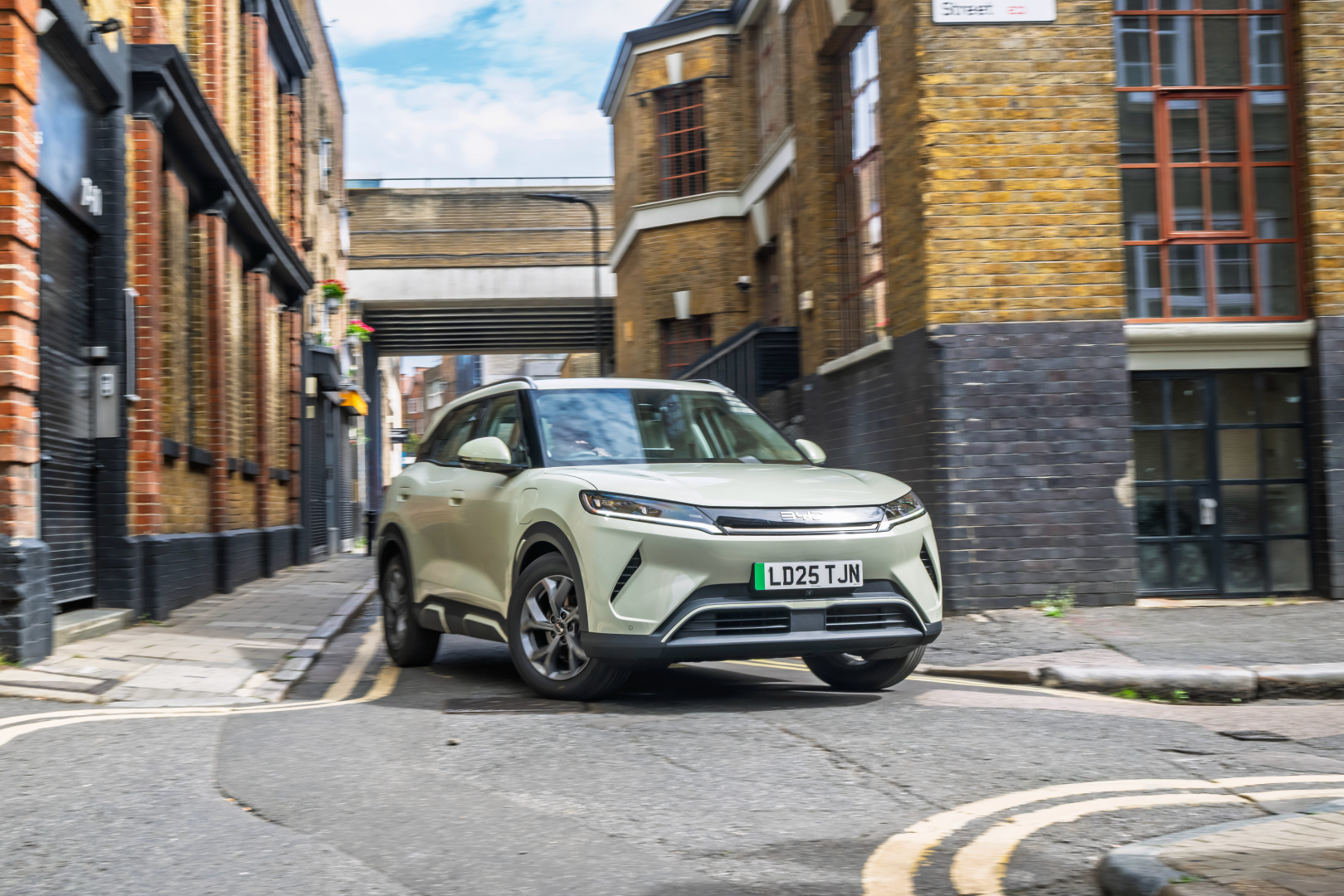 SMALL_BYD_ATTO_2_Hiking_Green_092